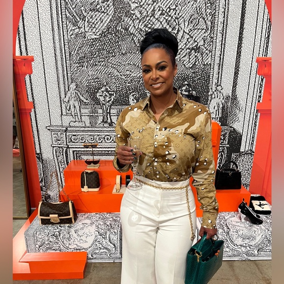 Authentic LV Paper Shopping Bag

Measurements 15.5”x 13.5” x 6.25” - Picture 10 of 12